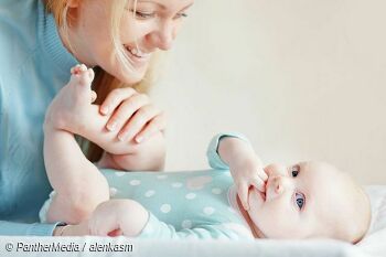 Online: Schmusen und Streicheln – sinnliche Bewegungserfahrungen für Babys von 3-5 Monaten!